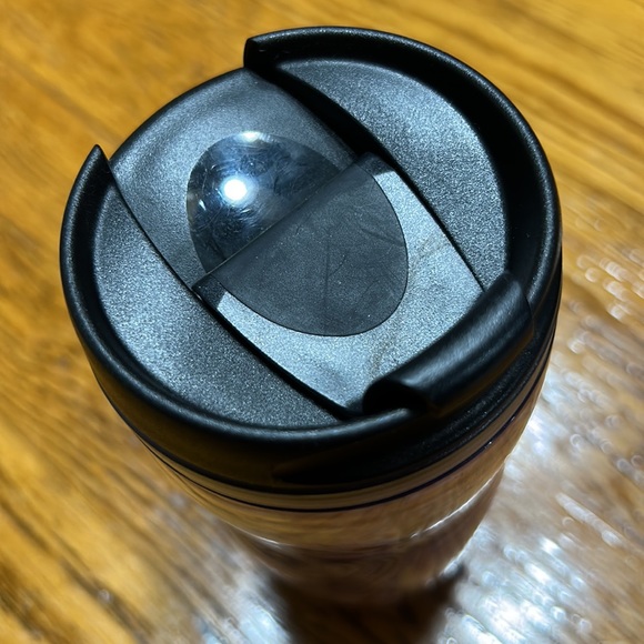 5/$25🦋 Starbucks Christmas 8 oz. Travel mug. Top has flip lid. Good condition - Picture 6 of 8